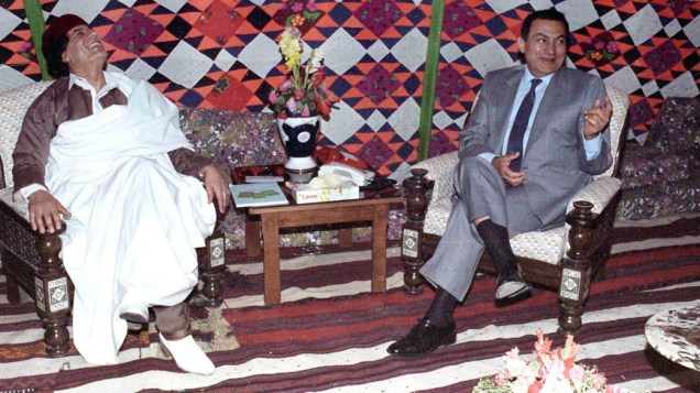 Muamar Kadafi com o então presidente egípcio Hosni Mubarak no Egito, 1992
