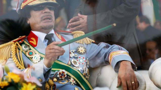 Muamar Kadafi durante desfile militar em Trípoli, 2009
