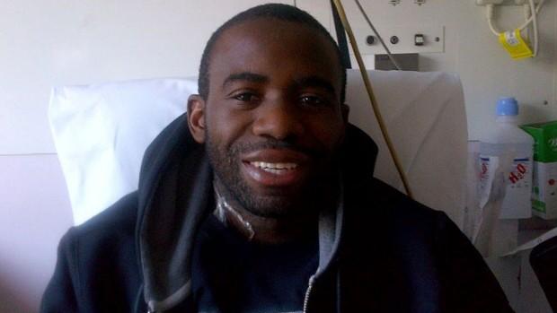 Para alívio dos torcedores e de seus colegas de time, Fabrice Muamba postou uma foto no Twitter, sorridente, no hospital onde se recupera