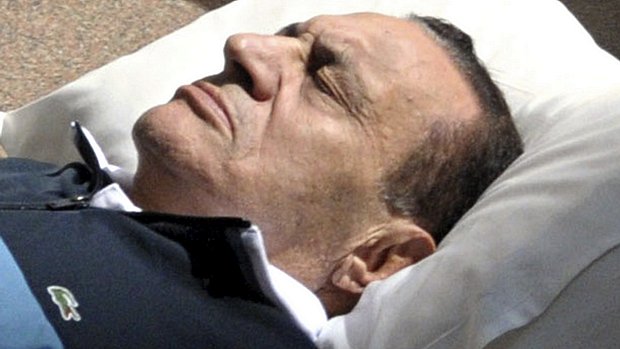 Hosni Mubarak é levado de maca para salas de audiência