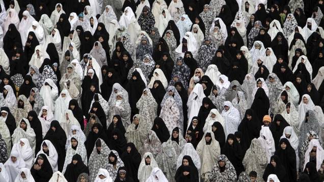 Mulheres muçulmanas participam de orações na Universidade de Teerã, Irã
