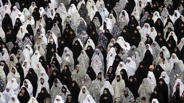 Muçulmanas participam de orações na Universidade de Teerã, Irã