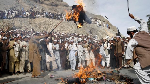 Muçulmanos queimam representação de Terry Jones em manifestação no Afeganistão