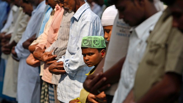 Muçulmanos rezam na mesquita de Lucknow, Índia