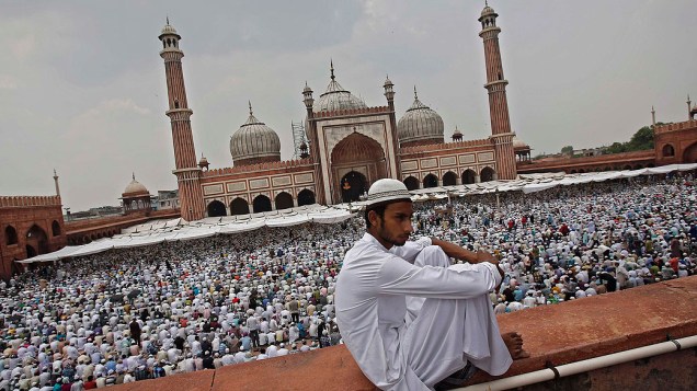 Milhares de muçulmanos se reúnem em Jama Maszid para celebrar a última sexta-feira do Ramadã