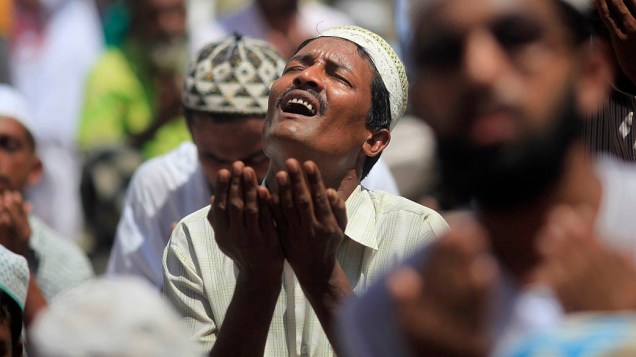 Muçulmano durante orações na mesquita nacional de Daca, em Bangladesh