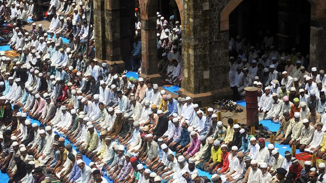 Milhares de muçulmanos se reúnem em Jama Maszid para celebrar a última sexta-feira do Ramadã