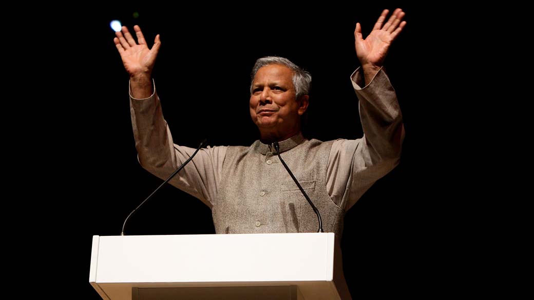 Muhammad Yunus, ganhador do prêmio Nobel da Paz de 2006 e fundador do programa de microcrédito em Bangladesh, fala durante palestra "Um mundo sem pobreza" em Milão, Itália - 01/02/2010