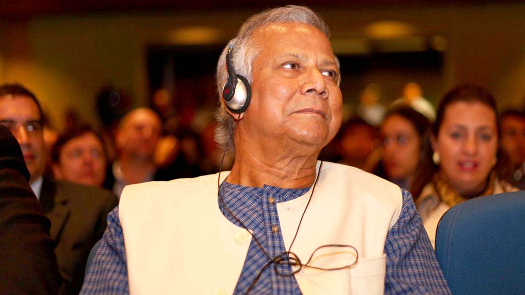 Muhammad Yunus deixa prédio da suprema corte, onde entrou com ação para recuperar cargo