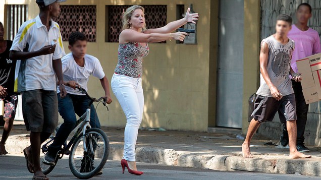 Uma mulher sacou uma arma durante confusão no entorno das favelas do Jacarezinho e Manguinhos no Rio