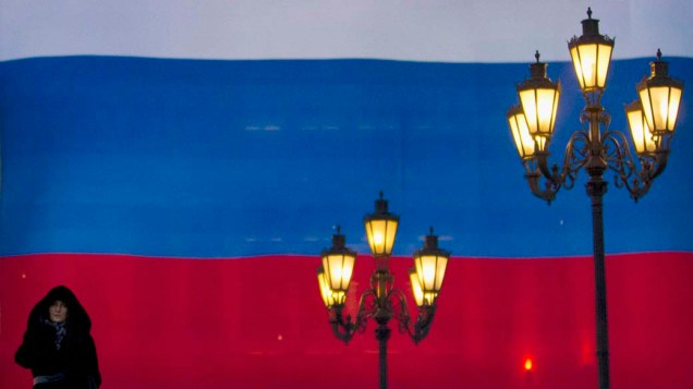Bandeira nacional no centro de Moscou, após a prisão de centenas de manifestantes que contestaram a vitória de Vladimir Putin nas eleições presidenciais na Rússia