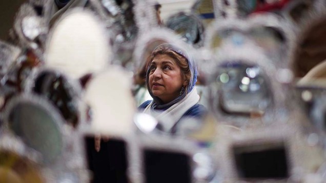 Mulher durante compras em bazar no Teerã, Irã