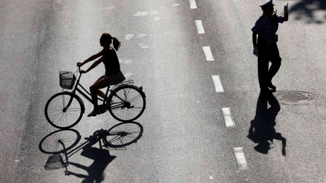 Ciclista nas ruas de Xangai, na China