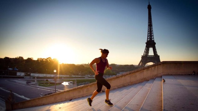 Mulher corre em Paris