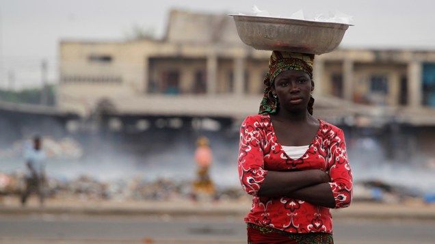 Garota na cidade de Abidjan, Costa do Marfim