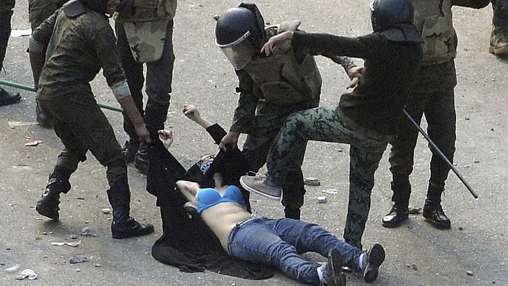 Mulher é arrastada e espancada pela polícia militar do Egito
