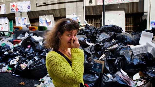 Lixo acumulado em Pozzuoli, subúrbio da cidade de Nápoles, Itália. Cerca de 4.100 toneladas de lixo estão espalhadas pelas ruas de Nápoles