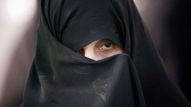 Mulher durante manifestação em apoio ao líder supremo do Irã, aiatola Ali Khamenei, em Teerã, Irã
