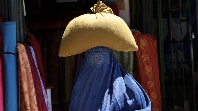Mulher caminha em mercado de Cabul, no Afeganistão