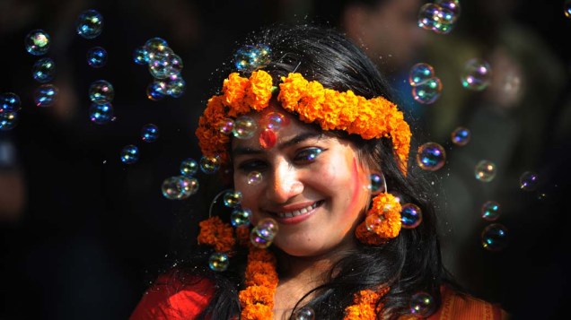 Mulher com roupa e jóias tradicionais durante Festival da Primavera em Daca, Bangladesh