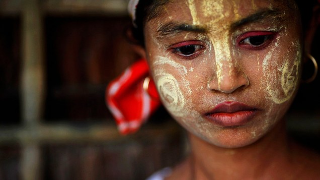 Menina com rosto pintado, na aldeia de Takebi norte da cidade de Sittwe durante confrontos entre budistas e muçulmanos em Mianmar