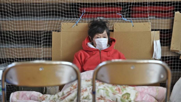 Mulher em um ginásio usado como abrigo na cidade de Otsuchi, Japão