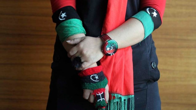Em Trípoli, mulher vestida com as cores da nova bandeira da Líbia, durante o primeiro congresso nacional do povo para o reconhecimento de sua língua e cultura