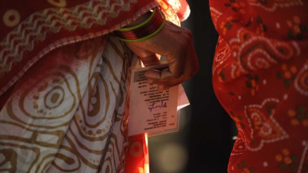 Indiana espera para votar no vilarejo de Thakurganj