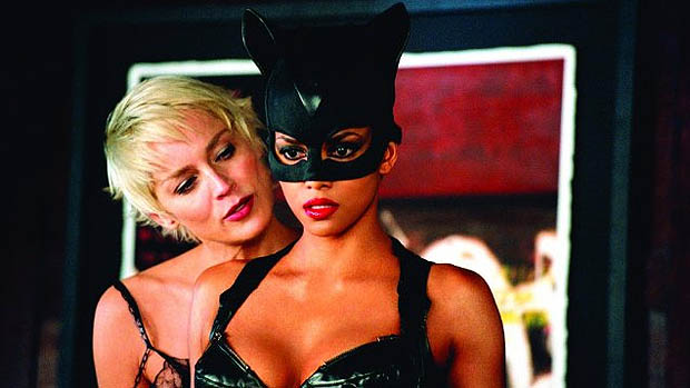 Sharon Stone e Halle Berry em Catwoman em 2004