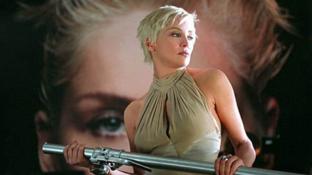 Sharon Stone no papel de Laurel Hedare em Catwoman em 2004