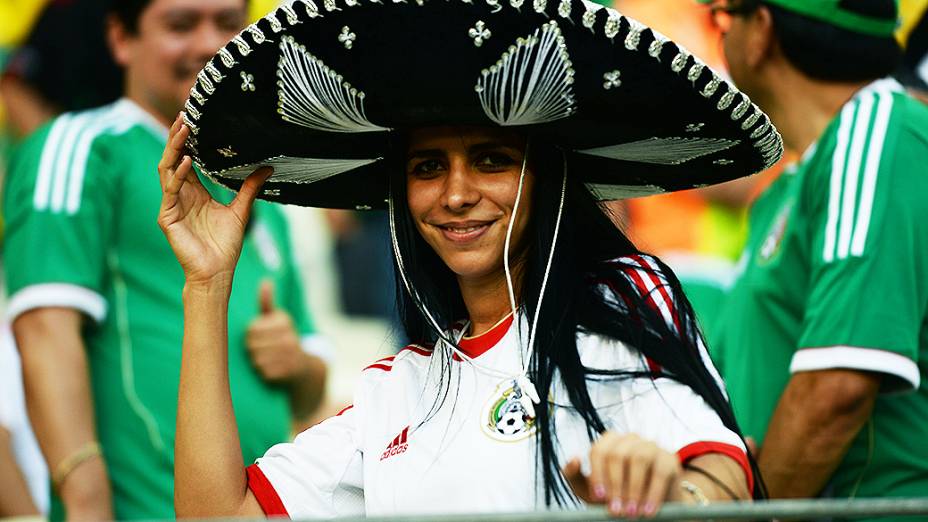 Torcedoras fazem a festa na vitória do Brasil sobre o México, na Arena Castelão em Fortaleza