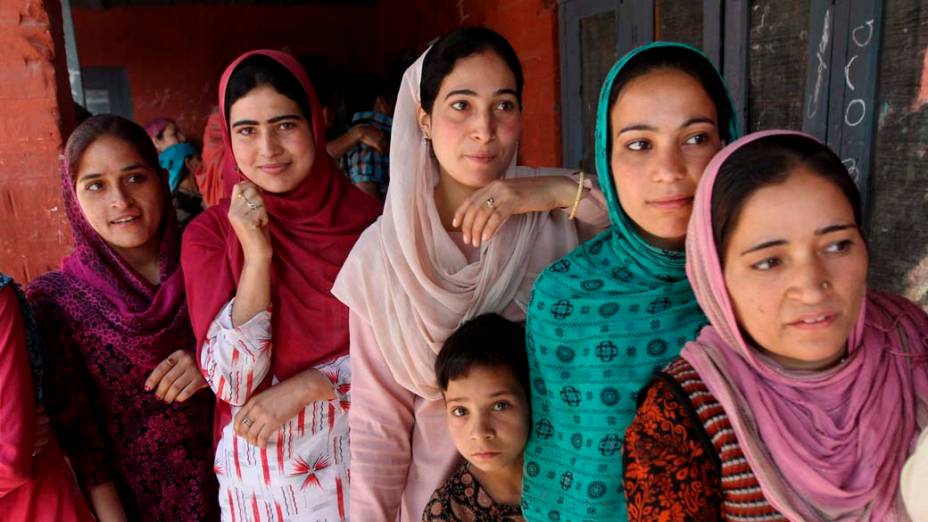 Em Srinagar, na Caxemira indiana, mulheres esperam para votar durante a sexta fase das eleições regionais