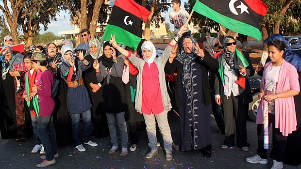 Mulheres líbias comemoram libertação do país, em Bengasi