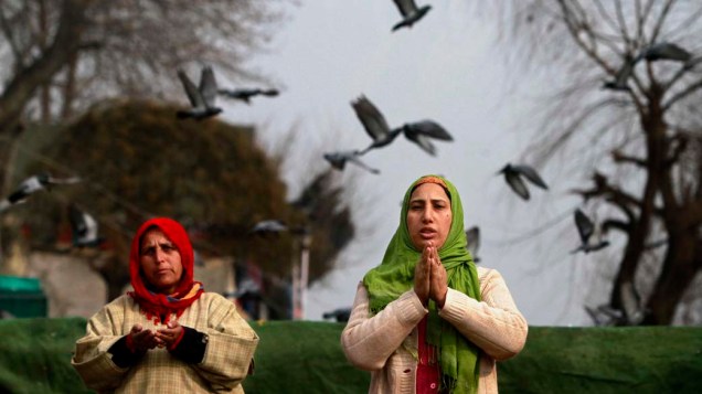 Mulheres participam de oração durante cerimônia no dia de Santo Urs, Índia