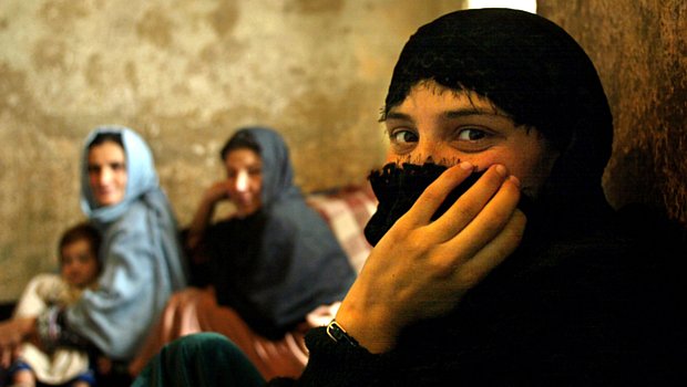 Mulheres afegãs vivem com seus filhos em prisão de Cabul