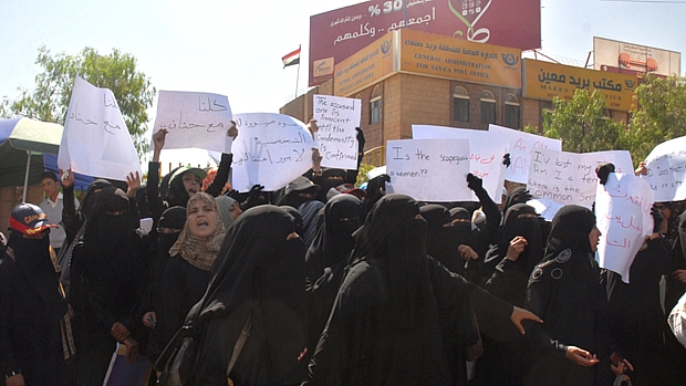 Mulheres protestam diante da Universidade Sanaa