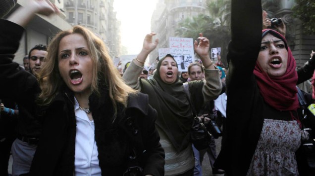 Mulheres durante protesto contra as violações do conselho militar aos direitos das manifestantes do sexo feminino no Cairo, Egito