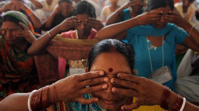 Simpatizantes do guru espiritual Baba Ramdev praticam yoga na cidade de Haridwar, Índia. O guru foi preso no último domingo, após fazer greve de fome em protesto contra a corrupção no país Simpatizantes do guru espiritual Baba Ramdev praticam yoga na cidade de Haridwar, Índia. O guru foi preso no último domingo, após fazer greve de fome em protesto contra a corrupção no país