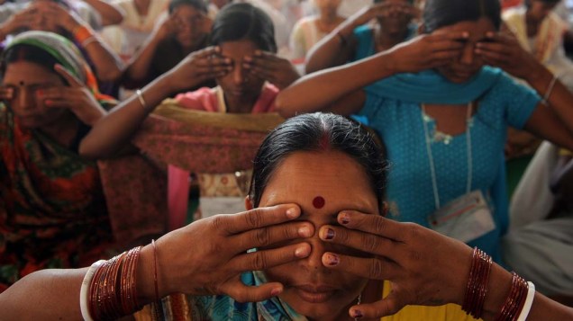 Simpatizantes do guru espiritual Baba Ramdev praticam yoga na cidade de Haridwar, Índia. O guru foi preso no último domingo, após fazer greve de fome em protesto contra a corrupção no país