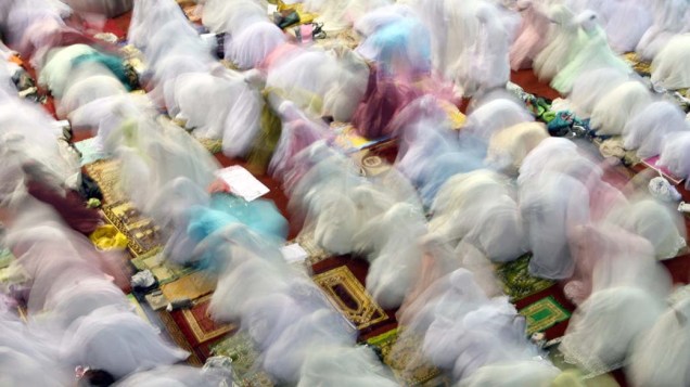 Em mesquita em Jacarta, na Indonésia, mulheres participam de ritual religioso no primeiro dia do Ramadã