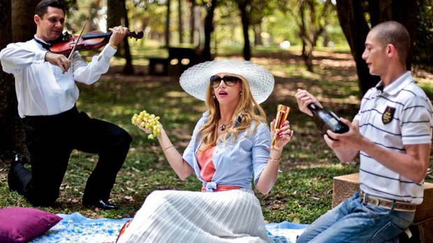 Val toma champagne em sua taça de ouro, durante as gravações do programa 'Mulheres Ricas' no Parque do Ibirapuera