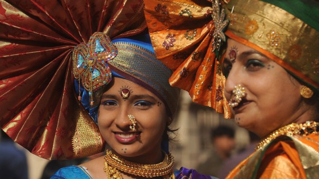 Mulheres indianas vestem roupas tradicionais durante procissão que celebra o “Gudhi Padwa em Mumbai, na Índia