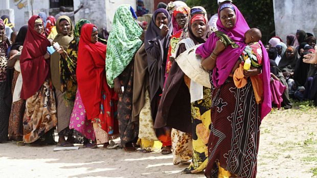 Mulheres fazem fila para receber alimentos em Mogadíscio