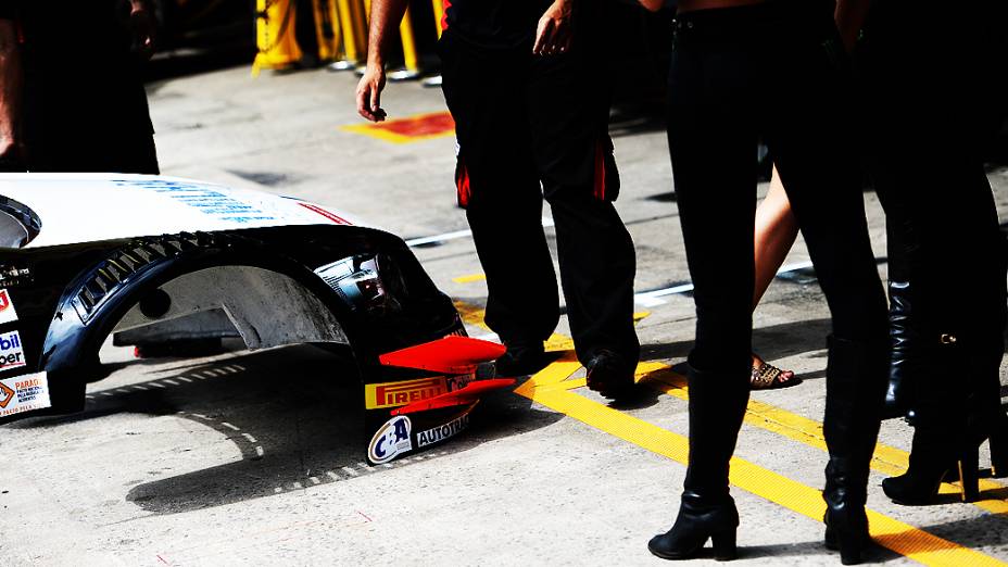 Mulher em carro de luxo invade corrida no autódromo de Interlagos -  RecordTV - R7 Balanço Geral Manhã