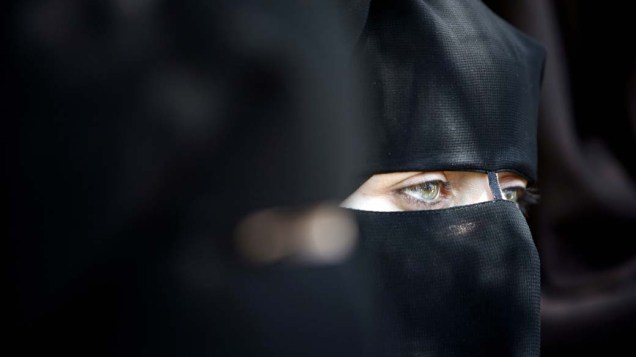 Na Cidade de Gaza, em frente ao Centro Cultural Francês, mulheres muçulmanas protestam contra a proibição de uso do véu islâmico na França