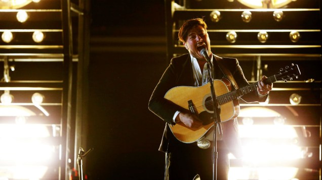 Marcus Mumford, vocalista da banda Mumford & Sons, em apresentação no Grammy