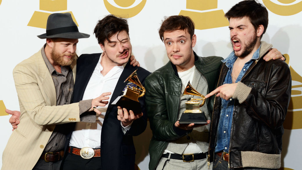 O prêmio mais importante da noite, o de álbum do ano, ficou com a banda inglesa Mumford & Sons, com 'Babel'