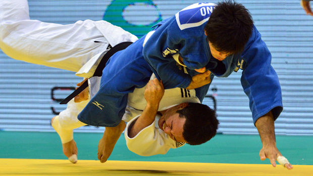 O japonês Shonei Ono compete com o norte-coreano, Ki-Chun Wang, em 28/08/2013