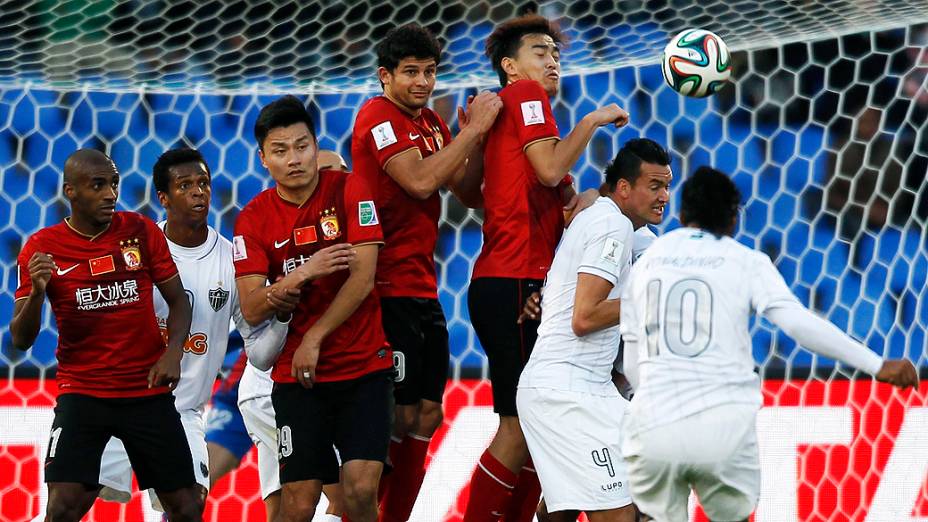 Ronaldinho Gaúcho cobra falta com categoria e marca o gol durante a disputa terceiro lugar no Mundial de Clubes contra Guangzhou Evergrande da China, no Grand Stade de Marrakech (Marrocos)