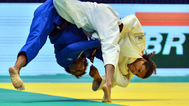 Rafaela Silva (de azul) contra a americana Hana Carmichael